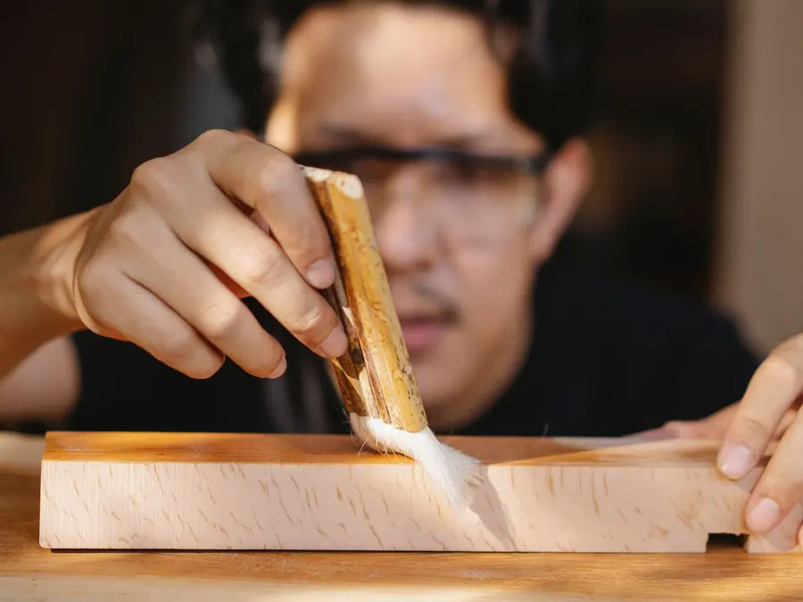 Hand-finishing a wooden surface